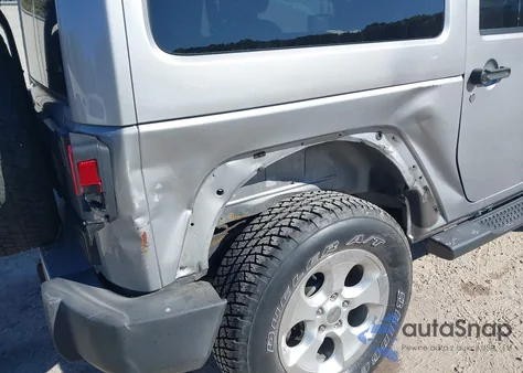 2015 Jeep Wrangler Sahara z USA, uszkodzony, nr VIN 1C4AJWBG2FL682417